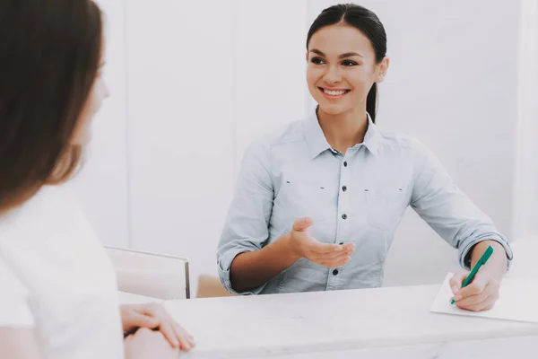 Femme Réceptionniste Accueil Lieu Travail Lieu Travail Dans Salon Beauté — Photo