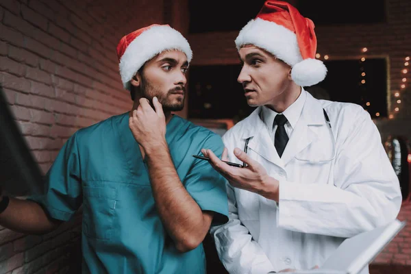 Due Dottori Berretti Rossi Con Radiografia Ufficio Capodanno Albero Natale — Foto Stock