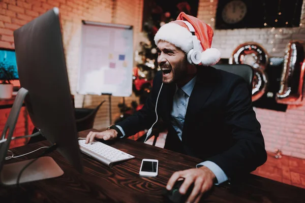 Uomo Affari Che Gioca Computer Vigilia Capodanno Albero Natale Ufficio — Foto Stock