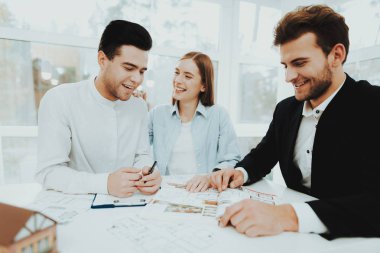 Genç bir çift. Rieltor kavramı ile Toplantı. Parlak Office. Bir sözleşme yaparak. Bir emlak alımı. Panoramik pencerelere. İş görüşmesi. Müşteri ve alıcı. Tartışma sunuyoruz. Profesyonel sözleşme.