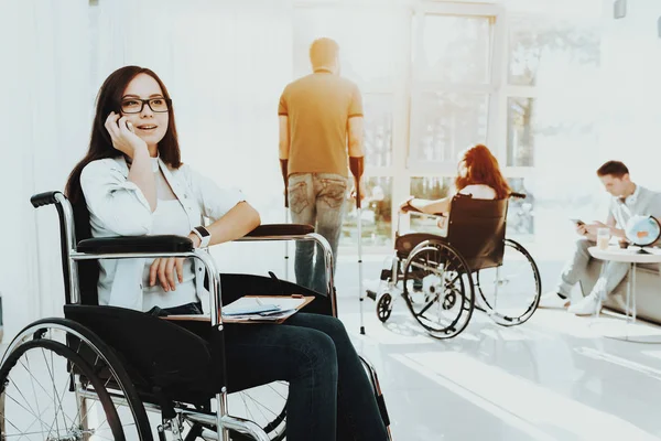 車椅子の人 ホールでは無効です 車椅子の女性 松葉杖の男 車椅子の人 パノラマ ビュー ルーム グレーのソファ 白のインテリア — ストック写真