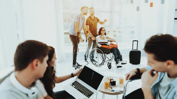 Menschen Rollstuhl Behinderte Halle Frau Rollstuhl Mann Auf Krücken Behinderte — Stockfoto
