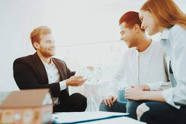 Junges Paar Treffen Mit Rieltor Concept Helles Büro Einen Vertrag — Stockfoto