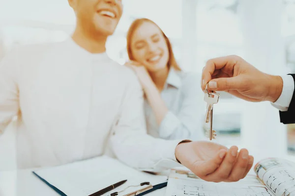 Young Couple Stare Key Rieltors Hands Bright Office Keys Hand — Stock Photo, Image