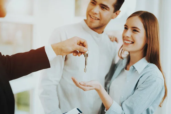 Rieltor Giving House Key Young Couple Bright Office Keys Hand — Stock Photo, Image