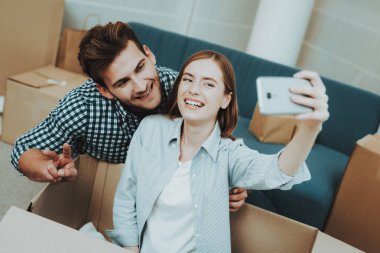 Genç çift selfie yapıyor. Yeni daire kavram. Holiday Leisure. Mutlu aile hafta sonu sevinç. Birbirimizi seviyoruz. Yeni bir konut yeni evliler. Bir apartman dairesinde yer değiştirme. Neşeli şekerler.