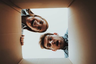 Genç Bakış çift. Boş turuncu kutu görünümden. Yeni bir konut yeni evliler. Aile içi sorunlar. Yeni bir hayat. Kişisel düz. İçinde bir şey. Şok Sevgililer. . Cevapsız şeyler.