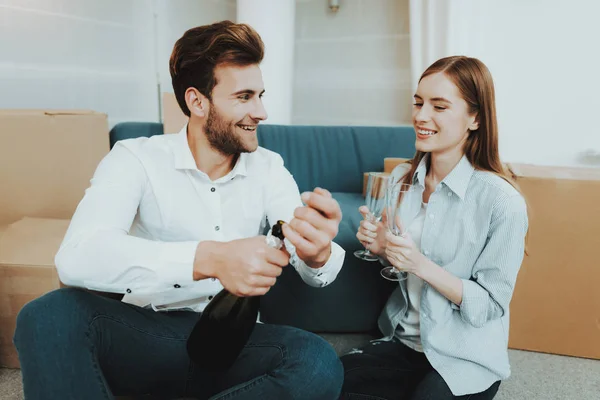 Jeune Couple Dans Nouvel Appartement Champagne Célébration Aime Amoureux Joyeux — Photo
