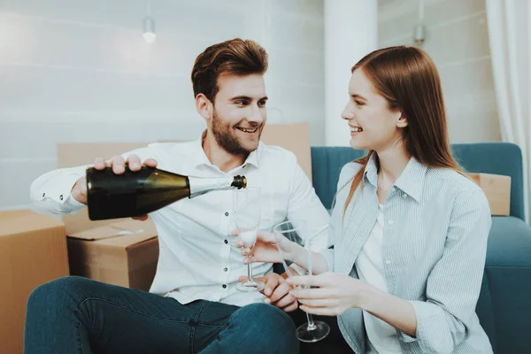 Genç Çift Yeni Apartmanda Şampanya Kutlama Birbirimizi Seviyoruz Neşeli Şekerler — Stok fotoğraf