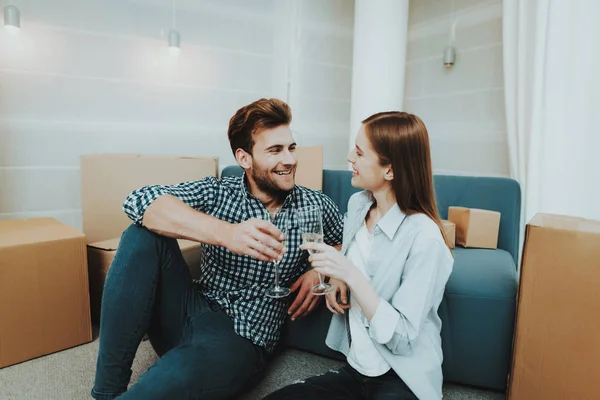 Jeune Couple Dans Nouvel Appartement Champagne Célébration Aime Amoureux Joyeux — Photo