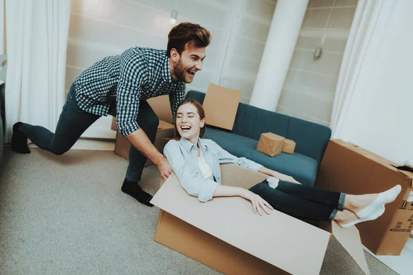 Casal Jovem Divertindo Durante Mudança Para Novo Apartamento Box Rolling — Fotografia de Stock