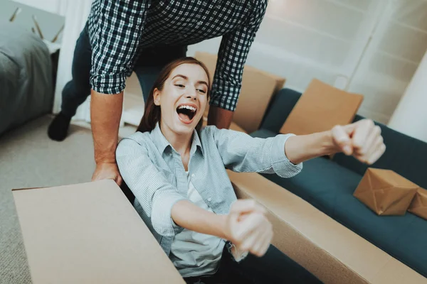 Pareja Joven Divirtiéndose Durante Mudanza Nuevo Apartamento Caja Rodando Alrededor — Foto de Stock