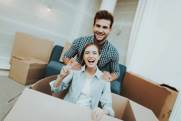 Casal Jovem Divertindo Durante Mudança Para Novo Apartamento Box Rolling — Fotografia de Stock