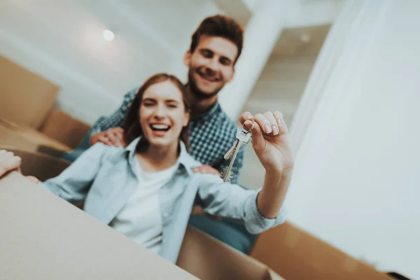 Junges Paar Hat Spaß Beim Einzug Eine Neue Wohnung Kiste — Stockfoto