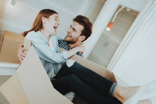 Casal Jovem Durante Uma Mudança Para Novo Apartamento Recém Casados — Fotografia de Stock