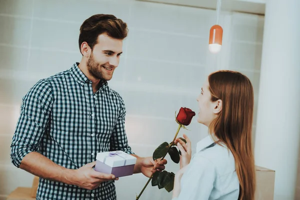Fiatal Férfi Tesz Dobozban Egy Barátnője Meglepetés Rózsa Ünnepeljük Együtt — Stock Fotó