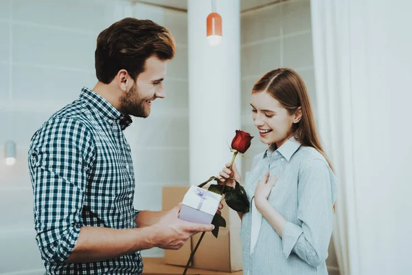 Young Man Makes Present Box Girlfriend Surprise Rose Celebrating Together — Stock Photo, Image