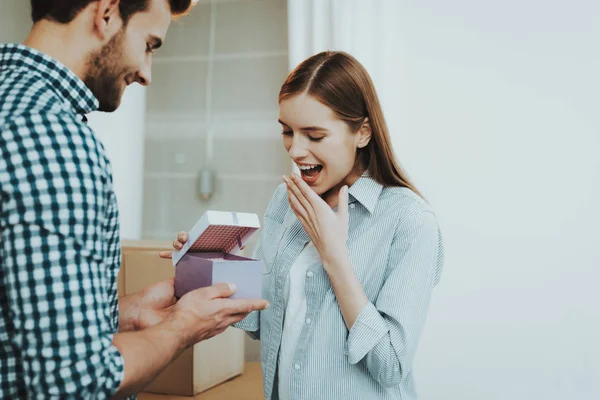 Giovanotto Regalo Scatola Una Fidanzata Sorpresa Con Apertura Festeggiamo Insieme — Foto Stock