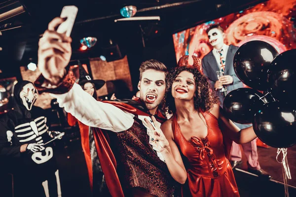 Fiatal Pár Halloween Jelmez Vesz Selfie Gyönyörű Csinos Fiatal Ember — Stock Fotó