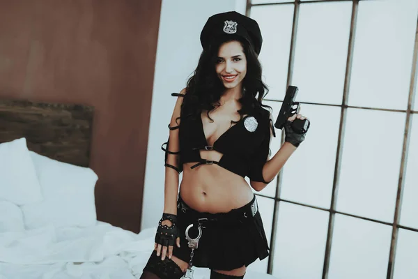 Ragazza Bruna Donna Costume Poliziotto Sexy Ragazza Letto Biancheria Bianca — Foto Stock