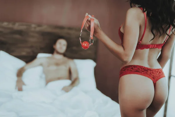 Menina Morena Mulher Lingerie Vermelha Rapariga Cama Lençóis Brancos Homem — Fotografia de Stock