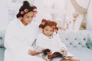 Curlers ile küçük hanım. Mutlu çocuk güzellik salonu. Consept güzellik salonu. Küçük hanım. Kız ve kadın. Güzel yüzüm. Beyaz kat. Curlers kadınla. Gülümseyen kişi. Beyaz kat Spa salonu.