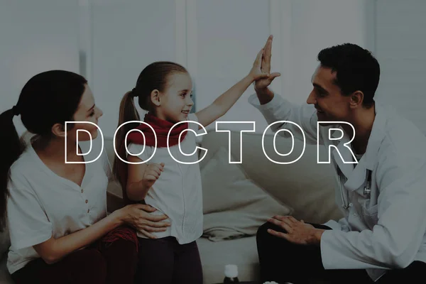 Consulta Recebimento Doutor Miúda Doente Miúdo Com Frio Pediatra Profissional — Fotografia de Stock
