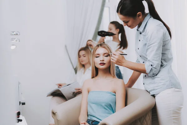 Femme Blonde Salon Maquillage Des Yeux Dans Salon Maquillage Dans — Photo