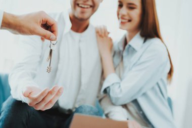Genç çift Rieltors anahtarında üzerinde eller bakıyorum. Parlak Office. Anahtarları bir el. Bir emlak alımı. Panoramik pencerelere. İş görüşmesi. Müşteri ve alıcı. Tartışma sunuyoruz. Profesyonel sözleşme.