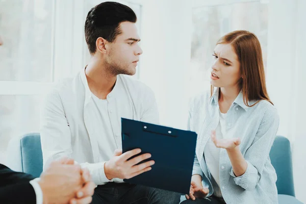 Jong Koppel Ontmoeting Met Rieltor Concept Heldere Office Het Maken — Stockfoto