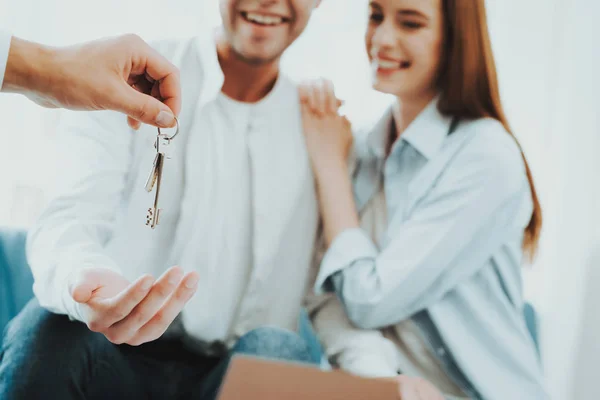 Les Jeunes Couples Regardent Clé Dans Les Mains Rieltors Bureau — Photo