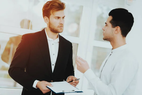 Hombre Tiene Una Discusión Con Rieltor Opciones Contrato Oficina Brillante — Foto de Stock