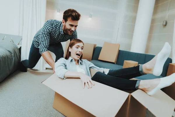 Pareja Joven Divirtiéndose Durante Mudanza Nuevo Apartamento Caja Rodando Alrededor — Foto de Stock