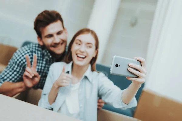 Pareja Joven Haciendo Selfie Nuevo Concepto Apartamento Ocio Vacaciones Feliz — Foto de Stock