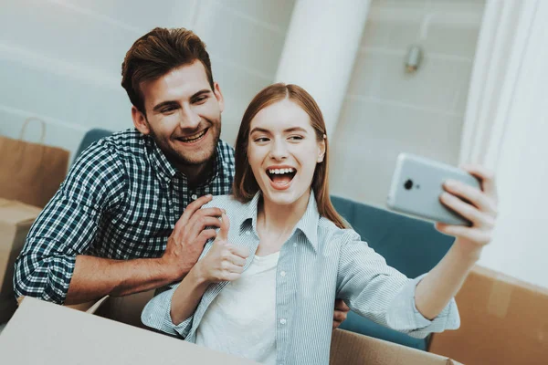 Junges Paar Beim Selfie Neues Wohnungskonzept Ferienfreizeit Glückliches Familienwochenende Freude — Stockfoto