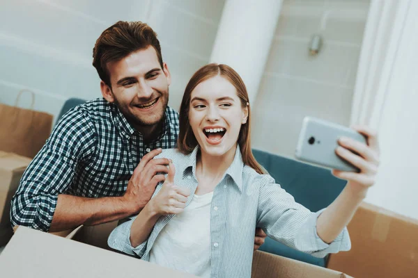 Pareja Joven Haciendo Selfie Nuevo Concepto Apartamento Ocio Vacaciones Feliz — Foto de Stock