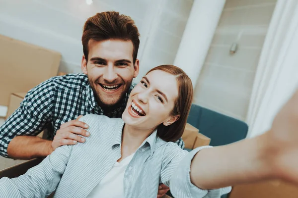 Junges Paar Beim Selfie Neues Wohnungskonzept Ferienfreizeit Glückliches Familienwochenende Freude — Stockfoto