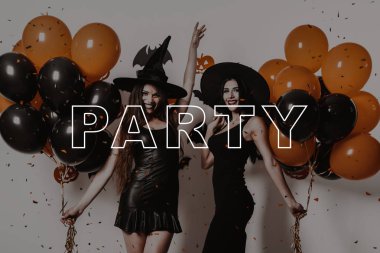 Cadılar. Şapka. Cadılar Bayramı. Parti. Turuncu balonlar. Neşeli. Konfeti. Gülüyor. Yarasalar. Gülümse. Seksi. Siyah elbiseler. Büyü. Eğlenceli. Moda. Oldukça. Adı ne? Makyaj. Sihirbazı. Şık. Gotik. Kozmetik.