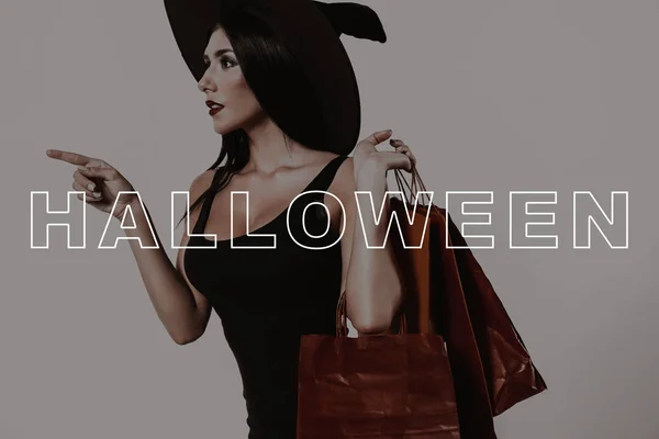 Halloween Junge Frau Steht Seitwärts Verkauf Schwarzes Kleid Hexenhut Pakete — Stockfoto