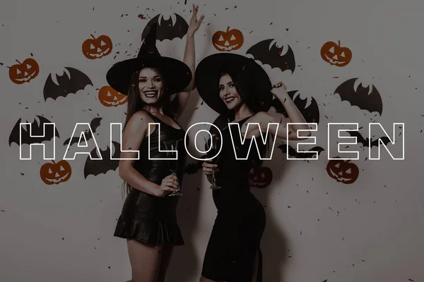Halloween Party Freudig Gläser Mit Wein Hexen Konfetti Lacht Fledermäuse — Stockfoto