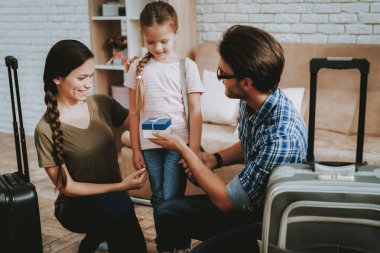 Veliler bir hediye verin. Küçük kız gülümsüyor. Gülümseyen aile evde. Gülümseyen kişi. Aile ile çocuk. Yeni parlak daire. Yeni parlak daire insanlar. Anne ve Dougther. Bavul olan kişi.