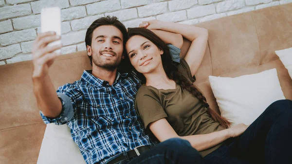 Hombre Mujer Hacen Selfies Hombre Mujer Descansando Hombre Con Teléfono — Foto de Stock