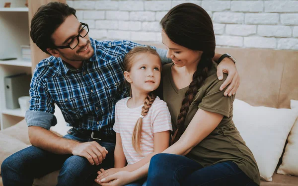 Mand Kramme Pige Kvinde Smilende Lille Pige Smilende Familie Derhjemme - Stock-foto