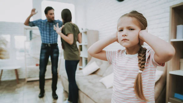 Enfant Ferme Les Oreilles Enfant Parents Querelleurs Problèmes Familiaux Scandale — Photo