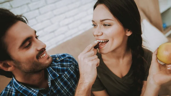 Mutlu Bir Adam Kadın Üzüm Ile Dostum Besleme Üzüm Kadın — Stok fotoğraf