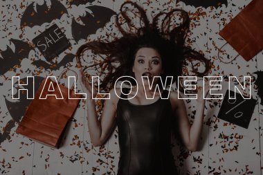 Satılık. Çılgın indirim. Şok gösteriyor. Seksi vampir. Siyah saçlı. Konfeti çevrili. Kağıt yarasalar. Çanta. Siyah elbise. Cadılar Bayramı. Büyü. Eğlenceli. Moda. Oldukça. Adı ne? Glamour. Makyaj. Sihirbazı. Şık. Gotik.