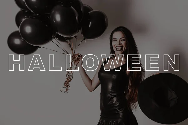 Halloween Lacht Fröhlich Dunkelhaarig Schwarze Luftballons Party Lächeln Schwarzes Kleid — Stockfoto