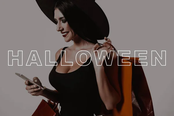 Halloween Szexi Fél Fordulattal Smartphone Fiatal Eladó Fekete Ruha Boszorkány — Stock Fotó