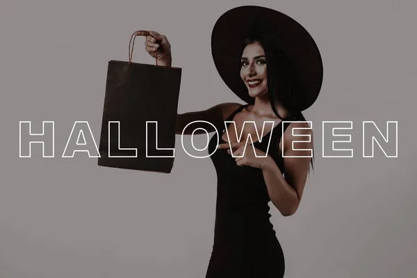 Halloween Sexy Verkauf Junge Frau Schwarzes Kleid Hexenhut Steht Seitwärts — Stockfoto
