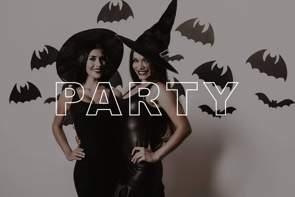 Festa Black Bats Sorri Esbelto Sexy Duas Mulheres Vestidos Pretos — Fotografia de Stock